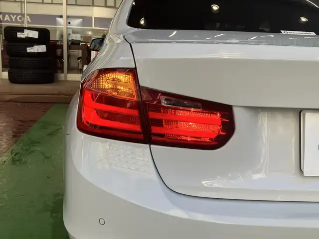 ＢＭＷ ３２０ｉ ラグジュアリー 神奈川県 2012(平24)年 3.7万km アルピンホワイトⅢ ・純正メモリナビ/・バックカメラ/・ビルドインETC/・前後コーナーセンサー/・オートクルーズコントロール/・HIDヘッドライト/・フォグランプ/・オートライト/・パワーシートD/N/・シートメモリD席/・シートヒーターD/N/・純正17インチアルミホイール/・純正フロアマット/・パドルシフト/・アイドリングストップ/・プッシュスタート/・スマートキー