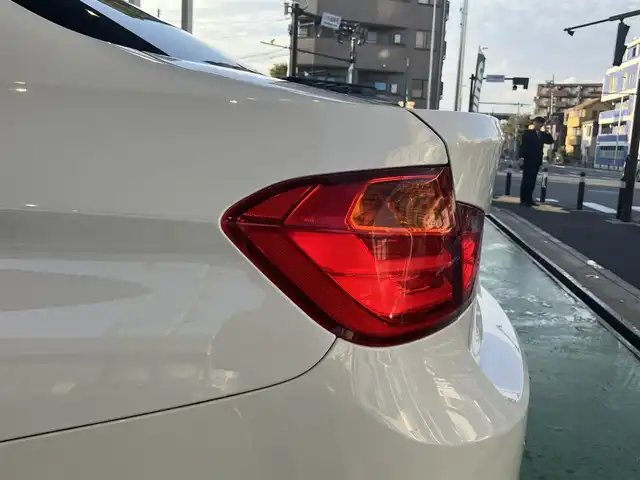 ＢＭＷ ３２０ｉ ラグジュアリー 神奈川県 2012(平24)年 3.7万km アルピンホワイトⅢ ・純正メモリナビ/・バックカメラ/・ビルドインETC/・前後コーナーセンサー/・オートクルーズコントロール/・HIDヘッドライト/・フォグランプ/・オートライト/・パワーシートD/N/・シートメモリD席/・シートヒーターD/N/・純正17インチアルミホイール/・純正フロアマット/・パドルシフト/・アイドリングストップ/・プッシュスタート/・スマートキー