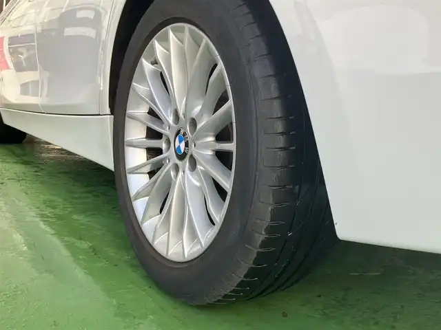 ＢＭＷ ３２０ｉ ラグジュアリー 神奈川県 2012(平24)年 3.7万km アルピンホワイトⅢ ・純正メモリナビ/・バックカメラ/・ビルドインETC/・前後コーナーセンサー/・オートクルーズコントロール/・HIDヘッドライト/・フォグランプ/・オートライト/・パワーシートD/N/・シートメモリD席/・シートヒーターD/N/・純正17インチアルミホイール/・純正フロアマット/・パドルシフト/・アイドリングストップ/・プッシュスタート/・スマートキー