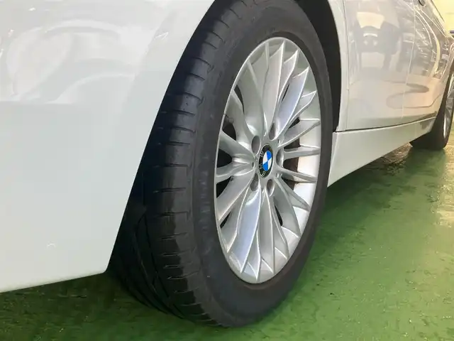 ＢＭＷ ３２０ｉ ラグジュアリー 神奈川県 2012(平24)年 3.7万km アルピンホワイトⅢ ・純正メモリナビ/・バックカメラ/・ビルドインETC/・前後コーナーセンサー/・オートクルーズコントロール/・HIDヘッドライト/・フォグランプ/・オートライト/・パワーシートD/N/・シートメモリD席/・シートヒーターD/N/・純正17インチアルミホイール/・純正フロアマット/・パドルシフト/・アイドリングストップ/・プッシュスタート/・スマートキー