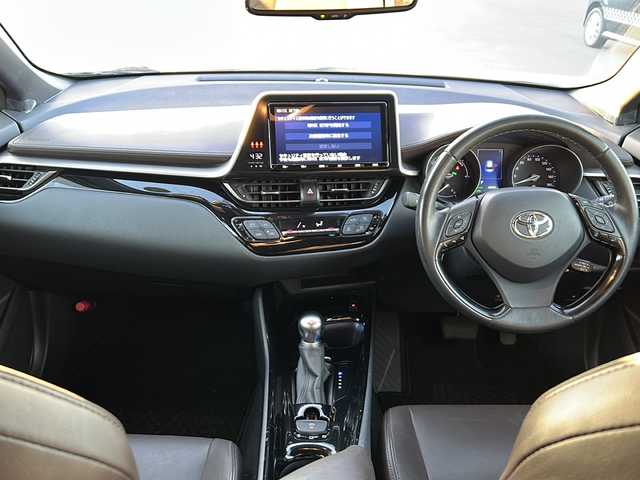 トヨタ Ｃ－ＨＲ G 山梨県 2019(令1)年 4.1万km ホワイトパールクリスタルシャイン ToyotaSafetySense/　・プリクラッシュセーフティシステム/　・レーントレーシングアシスト/　・発進遅れ告知機能/　・オートマチックハイビーム/　・レーダークルーズコントロール/純正ナビ/　(CD/DVD/SD/BT/フルセグ)/バックカメラ/LEDオートライト/LEDフォグランプ/ハーフレザーシート/シートヒーター/純正18インチアルミホイール/ブラインドスポットモニター/クリアランスソナー/電動パーキングブレーキ/スマートキー/ビルトインETC