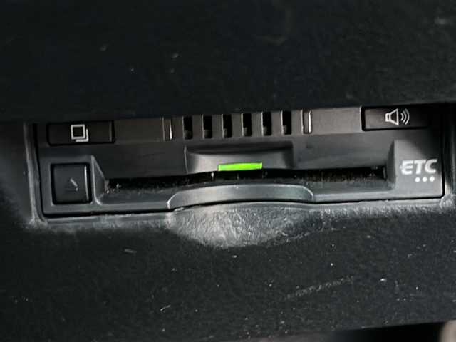 トヨタ Ｃ－ＨＲ G 山梨県 2019(令1)年 4.1万km ホワイトパールクリスタルシャイン ToyotaSafetySense/　・プリクラッシュセーフティシステム/　・レーントレーシングアシスト/　・発進遅れ告知機能/　・オートマチックハイビーム/　・レーダークルーズコントロール/純正ナビ/　(CD/DVD/SD/BT/フルセグ)/バックカメラ/LEDオートライト/LEDフォグランプ/ハーフレザーシート/シートヒーター/純正18インチアルミホイール/ブラインドスポットモニター/クリアランスソナー/電動パーキングブレーキ/スマートキー/ビルトインETC