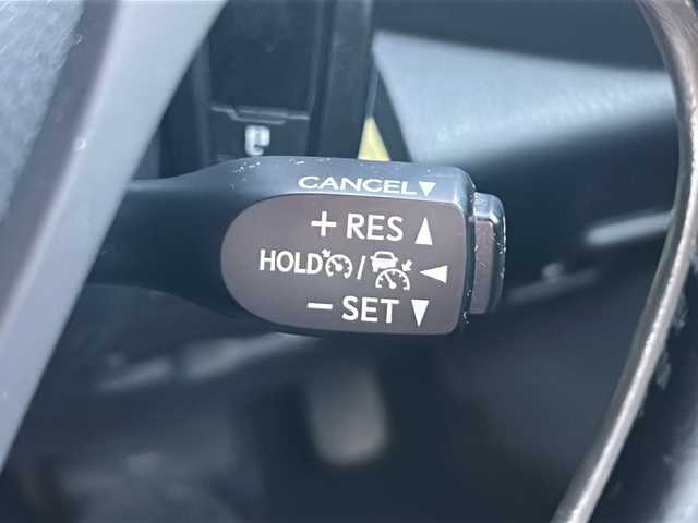 トヨタ Ｃ－ＨＲ G 山梨県 2019(令1)年 4.1万km ホワイトパールクリスタルシャイン ToyotaSafetySense/　・プリクラッシュセーフティシステム/　・レーントレーシングアシスト/　・発進遅れ告知機能/　・オートマチックハイビーム/　・レーダークルーズコントロール/純正ナビ/　(CD/DVD/SD/BT/フルセグ)/バックカメラ/LEDオートライト/LEDフォグランプ/ハーフレザーシート/シートヒーター/純正18インチアルミホイール/ブラインドスポットモニター/クリアランスソナー/電動パーキングブレーキ/スマートキー/ビルトインETC