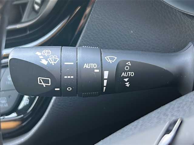 トヨタ Ｃ－ＨＲ G 山梨県 2019(令1)年 4.1万km ホワイトパールクリスタルシャイン ToyotaSafetySense/　・プリクラッシュセーフティシステム/　・レーントレーシングアシスト/　・発進遅れ告知機能/　・オートマチックハイビーム/　・レーダークルーズコントロール/純正ナビ/　(CD/DVD/SD/BT/フルセグ)/バックカメラ/LEDオートライト/LEDフォグランプ/ハーフレザーシート/シートヒーター/純正18インチアルミホイール/ブラインドスポットモニター/クリアランスソナー/電動パーキングブレーキ/スマートキー/ビルトインETC