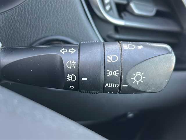 トヨタ Ｃ－ＨＲ G 山梨県 2019(令1)年 4.1万km ホワイトパールクリスタルシャイン ToyotaSafetySense/　・プリクラッシュセーフティシステム/　・レーントレーシングアシスト/　・発進遅れ告知機能/　・オートマチックハイビーム/　・レーダークルーズコントロール/純正ナビ/　(CD/DVD/SD/BT/フルセグ)/バックカメラ/LEDオートライト/LEDフォグランプ/ハーフレザーシート/シートヒーター/純正18インチアルミホイール/ブラインドスポットモニター/クリアランスソナー/電動パーキングブレーキ/スマートキー/ビルトインETC