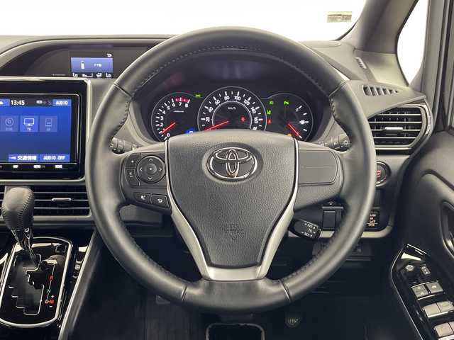 トヨタ ヴォクシー ZS 煌Ⅲ 栃木県 2021(令3)年 1.1万km ブラック 純正SDナビ/（CD/DVD/Bluetooth/USB/フルセグTV）/バックカメラ/トヨタセーフティセンス/前後コーナーセンサー/ビルトインETC/前方ドライブレコーダー/ハーフレザーシート/両側パワースライドドア/オートライト/LEDヘッドライト/横滑り防止装置/フォグランプ/スマートキー/プッシュスタート/アイドリングストップ/電動格納ミラー/純正アルミホイール/純正フロアマット