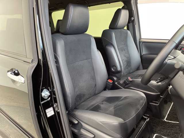 トヨタ ヴォクシー ZS 煌Ⅲ 栃木県 2021(令3)年 1.1万km ブラック 純正SDナビ/（CD/DVD/Bluetooth/USB/フルセグTV）/バックカメラ/トヨタセーフティセンス/前後コーナーセンサー/ビルトインETC/前方ドライブレコーダー/ハーフレザーシート/両側パワースライドドア/オートライト/LEDヘッドライト/横滑り防止装置/フォグランプ/スマートキー/プッシュスタート/アイドリングストップ/電動格納ミラー/純正アルミホイール/純正フロアマット