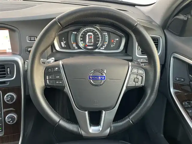 ボルボ Ｖ６０ クロスカントリー D4 クラシック 滋賀県 2017(平29)年 5.2万km オニキスブラックP HDD純正ナビ/・Bluetooth/CD/DVD/バックカメラ/革巻きステアリング/ステアリングリモコン/パドルシフト/クルーズコントロール/ETC/前席パワーシート/前席シートヒーター/レザーシート/HIDオートライト/アクティブハイビーム/シティセーフティ/スマートキー