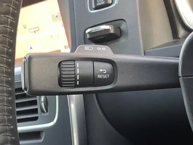 ボルボ Ｖ６０ クロスカントリー D4 クラシック 滋賀県 2017(平29)年 5.2万km オニキスブラックP HDD純正ナビ/・Bluetooth/CD/DVD/バックカメラ/革巻きステアリング/ステアリングリモコン/パドルシフト/クルーズコントロール/ETC/前席パワーシート/前席シートヒーター/レザーシート/HIDオートライト/アクティブハイビーム/シティセーフティ/スマートキー