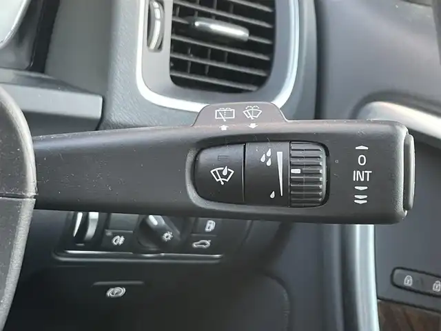 ボルボ Ｖ６０ クロスカントリー D4 クラシック 滋賀県 2017(平29)年 5.2万km オニキスブラックP HDD純正ナビ/・Bluetooth/CD/DVD/バックカメラ/革巻きステアリング/ステアリングリモコン/パドルシフト/クルーズコントロール/ETC/前席パワーシート/前席シートヒーター/レザーシート/HIDオートライト/アクティブハイビーム/シティセーフティ/スマートキー