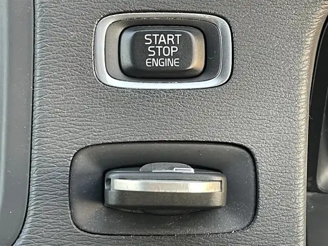 ボルボ Ｖ６０ クロスカントリー D4 クラシック 滋賀県 2017(平29)年 5.2万km オニキスブラックP HDD純正ナビ/・Bluetooth/CD/DVD/バックカメラ/革巻きステアリング/ステアリングリモコン/パドルシフト/クルーズコントロール/ETC/前席パワーシート/前席シートヒーター/レザーシート/HIDオートライト/アクティブハイビーム/シティセーフティ/スマートキー