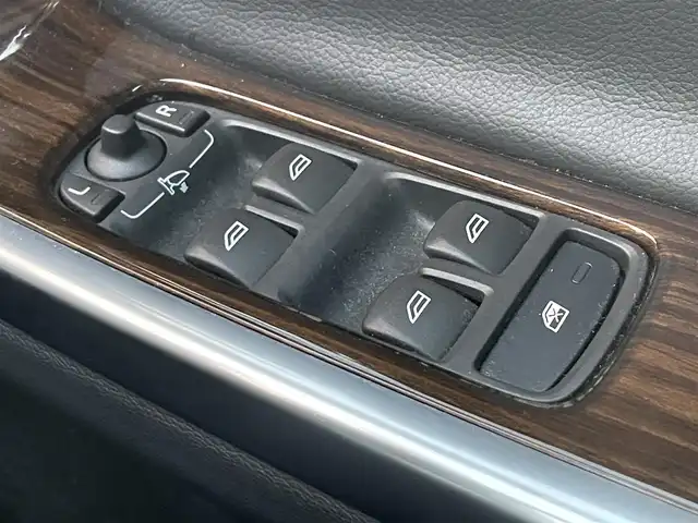 ボルボ Ｖ６０ クロスカントリー D4 クラシック 滋賀県 2017(平29)年 5.2万km オニキスブラックP HDD純正ナビ/・Bluetooth/CD/DVD/バックカメラ/革巻きステアリング/ステアリングリモコン/パドルシフト/クルーズコントロール/ETC/前席パワーシート/前席シートヒーター/レザーシート/HIDオートライト/アクティブハイビーム/シティセーフティ/スマートキー