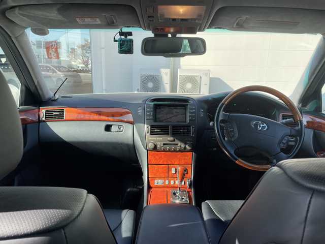 トヨタ セルシオ C インテリアセレクション 三重県 2005(平17)年 9.6万km ホワイトパールクリスタルシャイン 登録時走行距離　９５１４９ｋｍ/禁煙車/サンルーフ/黒皮シート/ETC/純正ナビ/AM/FM/CD/MD/TV（ワンセグ）/ドライブレコーダー（前後）/コーナーセンサー/クルーズコントロール/ステアリングスイッチ/パワーシート/シートメモリー/シートヒーター・クーラー/AUTOウインドウ/AUTOライト/電格ミラー/純正フロアマット/純正18インチアルミホイール/スタットレス・ゴムチェーン