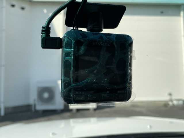 トヨタ セルシオ C インテリアセレクション 三重県 2005(平17)年 9.6万km ホワイトパールクリスタルシャイン 登録時走行距離　９５１４９ｋｍ/禁煙車/サンルーフ/黒皮シート/ETC/純正ナビ/AM/FM/CD/MD/TV（ワンセグ）/ドライブレコーダー（前後）/コーナーセンサー/クルーズコントロール/ステアリングスイッチ/パワーシート/シートメモリー/シートヒーター・クーラー/AUTOウインドウ/AUTOライト/電格ミラー/純正フロアマット/純正18インチアルミホイール/スタットレス・ゴムチェーン