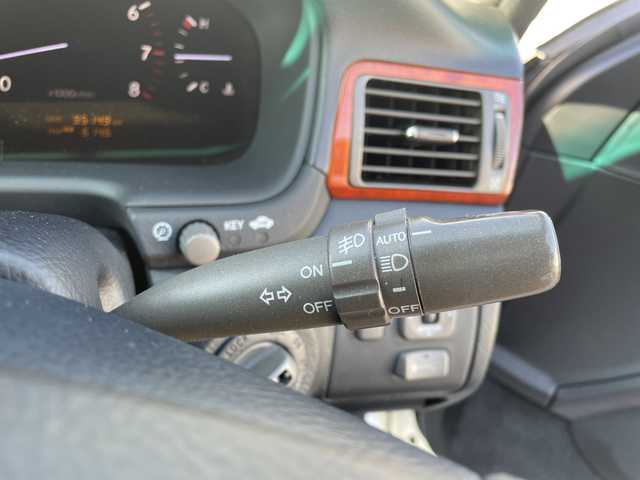 トヨタ セルシオ C インテリアセレクション 三重県 2005(平17)年 9.6万km ホワイトパールクリスタルシャイン 登録時走行距離　９５１４９ｋｍ/禁煙車/サンルーフ/黒皮シート/ETC/純正ナビ/AM/FM/CD/MD/TV（ワンセグ）/ドライブレコーダー（前後）/コーナーセンサー/クルーズコントロール/ステアリングスイッチ/パワーシート/シートメモリー/シートヒーター・クーラー/AUTOウインドウ/AUTOライト/電格ミラー/純正フロアマット/純正18インチアルミホイール/スタットレス・ゴムチェーン