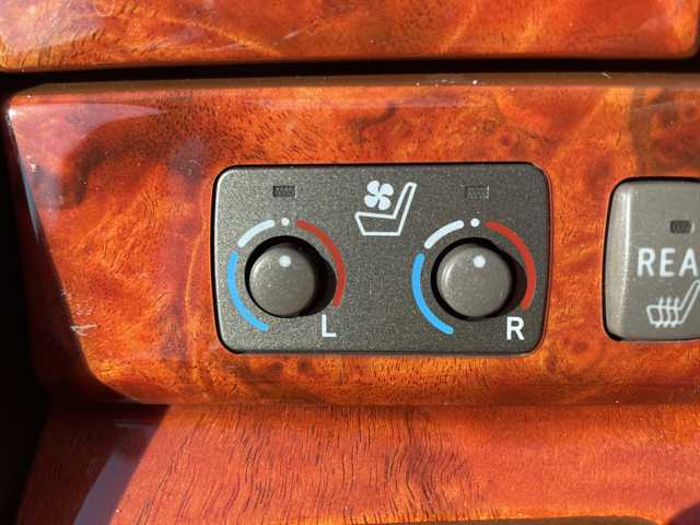 トヨタ セルシオ C インテリアセレクション 三重県 2005(平17)年 9.6万km ホワイトパールクリスタルシャイン 登録時走行距離　９５１４９ｋｍ/禁煙車/サンルーフ/黒皮シート/ETC/純正ナビ/AM/FM/CD/MD/TV（ワンセグ）/ドライブレコーダー（前後）/コーナーセンサー/クルーズコントロール/ステアリングスイッチ/パワーシート/シートメモリー/シートヒーター・クーラー/AUTOウインドウ/AUTOライト/電格ミラー/純正フロアマット/純正18インチアルミホイール/スタットレス・ゴムチェーン