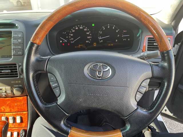 トヨタ セルシオ C インテリアセレクション 三重県 2005(平17)年 9.6万km ホワイトパールクリスタルシャイン 登録時走行距離　９５１４９ｋｍ/禁煙車/サンルーフ/黒皮シート/ETC/純正ナビ/AM/FM/CD/MD/TV（ワンセグ）/ドライブレコーダー（前後）/コーナーセンサー/クルーズコントロール/ステアリングスイッチ/パワーシート/シートメモリー/シートヒーター・クーラー/AUTOウインドウ/AUTOライト/電格ミラー/純正フロアマット/純正18インチアルミホイール/スタットレス・ゴムチェーン