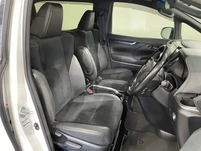 トヨタ ヴェルファイア Z ゴールデンアイズ 愛知県 2020(令2)年 4.6万km ホワイトパールクリスタルシャイン 純正１０インチナビ　/(AM/FM/USB/Bluetooth/Miracast/フルセグTV)/トヨタセーフティセンス　/　　-プリクラッシュセーフティ/　　-レーントレーニングアシスト/　　-レーダークルーズコントロール/　　-ロードサインアシスト/オートマチックハイビーム/ＡＣ１００Ｖ　/両側パワースライドドア　/ビルトインＥＴＣ　/３眼ＬＥＤヘッドライト　/LEDフォグランプ/電動バックドア　/ドライブレコーダー　/オットマン　/クリアランスソナー　/バックカメラ/SOSコール/電動パーキングブレーキ/プッシュスタート/　　-スマートキー