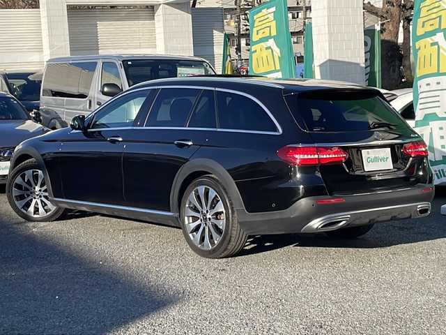 メルセデス・ベンツ Ｅ２２０ｄ 4マチック オールテレイン 東京都 2018(平30)年 5.8万km オブシディアンブラック ワンオーナー/新車時保証書　整備記録簿/取扱説明書　/アクティブブレーキアシスト/アクティブディスタンスアシストディストロニック/アクティブブラインドウスポット/アクティブレーンキーピングアシスト/アイドリングストップ/純正ナビ/フルセグTV/SD/BT/USB/AppleCarPlay/CDプレイヤー/360度カメラ　ETC【DSRC】/ブルメスター/ヘッドアップデイスプレイ/ドライブレコーダー【前】/サンルーフ/レザーシート/全席シートヒーター/Fベンチレーター/フロントメモリー付パワーシート/スマートキー×2/LEDヘッドライト/オートライト/パドルシフト付皮巻きハンドル/純正19インチインチアルミ