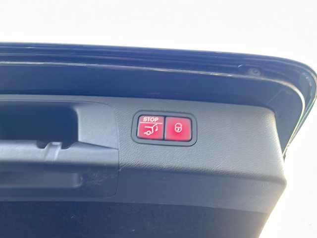 メルセデス・ベンツ Ｅ２２０ｄ 4マチック オールテレイン 東京都 2018(平30)年 5.8万km オブシディアンブラック ワンオーナー/新車時保証書　整備記録簿/取扱説明書　/アクティブブレーキアシスト/アクティブディスタンスアシストディストロニック/アクティブブラインドウスポット/アクティブレーンキーピングアシスト/アイドリングストップ/純正ナビ/フルセグTV/SD/BT/USB/AppleCarPlay/CDプレイヤー/360度カメラ　ETC【DSRC】/ブルメスター/ヘッドアップデイスプレイ/ドライブレコーダー【前】/サンルーフ/レザーシート/全席シートヒーター/Fベンチレーター/フロントメモリー付パワーシート/スマートキー×2/LEDヘッドライト/オートライト/パドルシフト付皮巻きハンドル/純正19インチインチアルミ