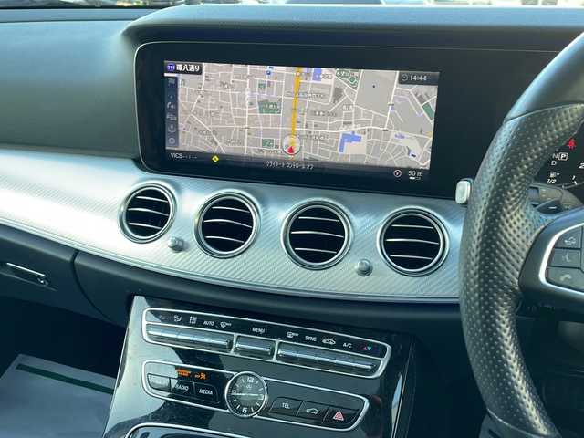 メルセデス・ベンツ Ｅ２２０ｄ 4マチック オールテレイン 東京都 2018(平30)年 5.8万km オブシディアンブラック ワンオーナー/新車時保証書　整備記録簿/取扱説明書　/アクティブブレーキアシスト/アクティブディスタンスアシストディストロニック/アクティブブラインドウスポット/アクティブレーンキーピングアシスト/アイドリングストップ/純正ナビ/フルセグTV/SD/BT/USB/AppleCarPlay/CDプレイヤー/360度カメラ　ETC【DSRC】/ブルメスター/ヘッドアップデイスプレイ/ドライブレコーダー【前】/サンルーフ/レザーシート/全席シートヒーター/Fベンチレーター/フロントメモリー付パワーシート/スマートキー×2/LEDヘッドライト/オートライト/パドルシフト付皮巻きハンドル/純正19インチインチアルミ