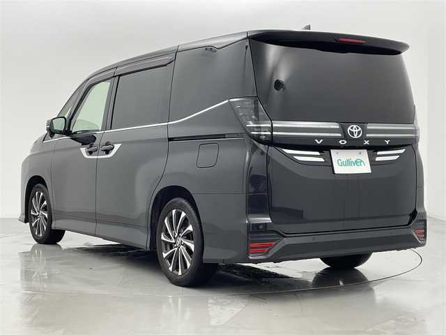 トヨタ ヴォクシー S－Z 熊本県 2022(令4)年 3.1万km グリッターブラックガラスフレーク 禁煙車　/純正10.5インチナビ（CD・DVD・ＡｐｐｌＣａｒＰｌａｙ・ＡｎｄｒｏｉｄＡｕｔｏ・ＢＴ・フルセグ・USB・HDMI）/バックカメラ　/ビルトインＥＴＣ２．０　/両側パワースライドドア　/前後クリアランスソナー　/快適利便パッケージ/・ハンズフリーオートスライド/・セカンドオットマン/・セカンドシートヒーター/・パワーバックドア/トヨタセーフティーセンス/・プリクラッシュセーフティ/・レーントレーシングアシスト/・レーンデェパーチャアラート/・レーダークルーズコントロール/・アダプティブハイビームアシスト/・オートマチックハイビーム/・ロードサインアシスト/・発進お知らせ機能/・フロントクロストラフィックアラート/・レーンチェンジアラート/・緊急時操舵支援/・ドライバー異常対応システム/横滑り防止/アイドリングストップ/前席シートヒーター/ステアリングヒーター/ハーフレザーシート/純正フロアマット/純正１７インチAW/オートライト/三眼ヘッドライト/フォグライト/スマートキー/プッシュスタート/保証書/