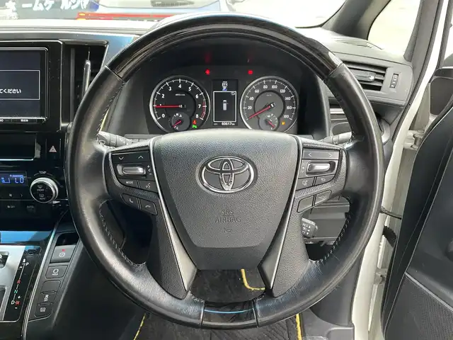 トヨタ ヴェルファイア Z Aエディション ゴールデンアイズ 滋賀県 2017(平29)年 6.1万km ホワイトパールクリスタルシャイン 禁煙車/純正ナビ/（CD/DVD/SD/Bluetooth/フルセグTV）/バックカメラ/純正フリップダウンモニター/前方ドライブレコーダー/ビルトインETC/両側電動スライドドア/プリクラッシュセーフティー/パーキングサポートブレーキ/クリアランスソナー/ウッドコンビステアリング/レーダークルーズコントロール/ステアリングリモコン/ハーフレザーシート/電動パーキングブレーキ/オートホールドブレーキ/オートリトラーミラー/純正フロアマット/純正アルミホイール