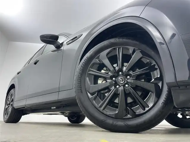 マツダ ＣＸ－６０ XD HV プレミアムスポーツ 岡山県 2023(令5)年 0.9万km ジェットブラックマイカ 純正１２．３インチナビ/（Bluetooth/フルセグTV/Carplay）/サンルーフ/ＢＯＳＥサウンド/茶革ハーフレザーシート/衝突軽減ブレーキシステム/レーダークルーズコントロール/アラウンドビューモニター/ビルトインＥＴＣ２．０/ブラインドスポットモニター/オートハイビーム/ＬＥＤヘッドライト/フォグランプ/純正ドライブレコーダー（前後）/シートヒータ（後席も）/エアシート/ステアリングヒーター/置くだけ充電/パドルシフト/ＵＳＢ接続/パワーバックドア/パーキングサポート/オートホールド/ヘッドアップディスプレイ/スマートキー×2