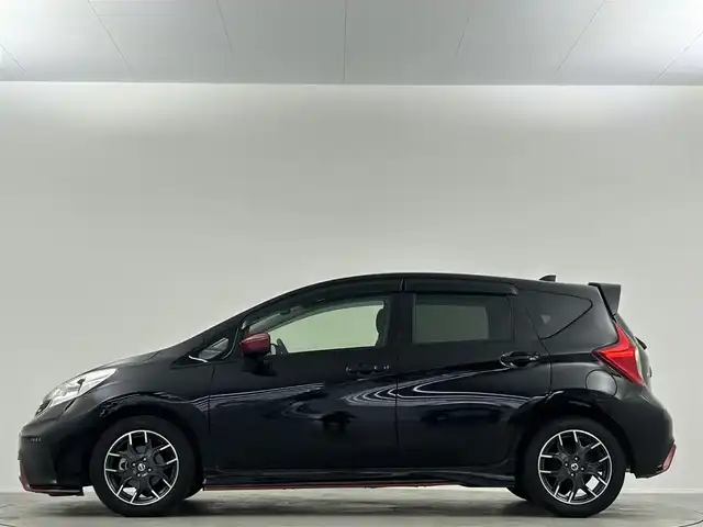 日産 ノート ニスモ 埼玉県 2016(平28)年 1.6万km スーパーブラック 純正ナビ　Ｂｌｕｅｔｏｏｔｈ　バックカメラ　ＥＴＣ　オートライト　ＥＴＣ　アイドリングストップ　スマートキー×２　プッシュスタート　純正１６インチアルミホイール　純正フロアマット