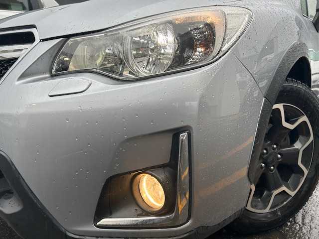 スバル インプレッサ ＸＶ 2．0i－L アイサイト 道東・釧路十勝 2016(平28)年 6万km アイスシルバーメタリック 4WD/社外メモリーナビ/  (DVD/CD/フルセグTV/Bluetooth)/バックカメラ/アイサイト/衝突軽減ブレーキ/レーンキープアシスト/レーダークルーズコントロール/パドルシフト/革巻きステアリング/前席パワーシート/HIDヘッドライト/フォグライト/ブラインドスポットモニター/アイドリングストップ/横滑り防止装置/ドライブレコーダー/USBソケット/ウィンカーミラー/電動格納ミラー/純正フロアマット/ドアバイザー/ビルトインETC/スマートキー/エンジンプッシュスタート/スペアキー/取扱説明書/保証書/ナビ取説/純正17インチアルミホイール/夏タイヤ積み込み/  (225/55R17、5mm、純正AW)