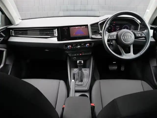 アウディ Ａ１ SB 25TFSI 宮城県 2021(令3)年 3.2万km ＤグリーンⅡ 純正ナビ【ＢＴ／ＵＳＢ】/アダプティブクルーズコントロール　/バックカメラ　/バーチャルコックピット　/マトリクスＬＥＤ　/シートヒーター(DN席)/純正１５インチＡＷ　/レーンキープアシスト　/コーナーセンサー(前後)/ブラインドスポットアシスト/プッシュスタート/アドバンスドキー/オートマチックハイビーム/オートライト/アイドリングストップ/MTモード付/ETC2.0　/禁煙車