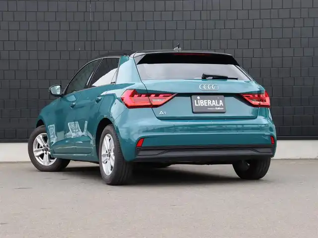 アウディ Ａ１ SB 25TFSI 宮城県 2021(令3)年 3.2万km ＤグリーンⅡ 純正ナビ【ＢＴ／ＵＳＢ】/アダプティブクルーズコントロール　/バックカメラ　/バーチャルコックピット　/マトリクスＬＥＤ　/シートヒーター(DN席)/純正１５インチＡＷ　/レーンキープアシスト　/コーナーセンサー(前後)/ブラインドスポットアシスト/プッシュスタート/アドバンスドキー/オートマチックハイビーム/オートライト/アイドリングストップ/MTモード付/ETC2.0　/禁煙車