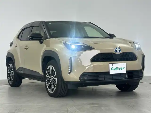 トヨタ ヤリスクロス ハイブリッド Z 愛知県 2021(令3)年 4.8万km ブラックマイカ/ベージュ 2トーン ・純正9インチナビ/・Bluetooth/・全方位カメラ/・フルセグTV/・トヨタセーフティセンス/・衝突被害軽減システム/・クルーズコントロール/・レーンキープアシスト/・コーナーセンサー/・ブラインドスポットモニター/・ヘッドアップディスプレイ/・オートライト/・オートマチックハイビーム/・LEDヘッドライト/・ドライブレコーダー/・ETC/・パワーシート/・シートヒーター/・純正AW/・純正フロアマット/・プッシュスタート/・スマートキー