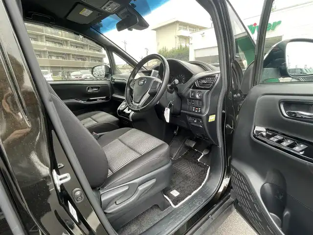 トヨタ ヴォクシー ZS 煌Ⅱ 島根県 2019(平31)年 4.9万km イナズマスパーキングブラックガラスフレーク 純正１０インチナビ　/フルセグ　/ＤＶＤ再生　/Ｂｌｕｅｔｏｏｔｈ　/バックカメラ　/ビルトインＥＴＣ　/両側パワースライド　/純正ＬＥＤヘッドライト　/オートハイビーム　/クルーズコントロール　/衝突軽減ブレーキ/レーンアシスト/アイドリングストップ/スマートキー/プッシュスタート/純正フロアマット