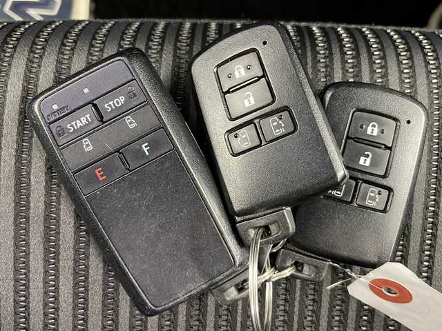 トヨタ ヴォクシー ZS 煌Ⅱ 道央・札幌 2019(令1)年 5.7万km ホワイトパールクリスタルシャイン ・4WD/寒冷地仕様/・トヨタセーフティセンス/・プリクラッシュセーフティ/・クルーズコントロール/・横滑り防止装置/レーンアシスト/・コーナーセンサー/・純正10インチSDナビ/・BT/CD/DVD/USB/フルセグ/・フリップダウンモニター/・両側パワースライドドア/・スマートキー/プッシュスタート/・LEDライト/・オートライト/オートマチックハイビーム/・ドライブレコーダー/・後席カーテン/・ETC