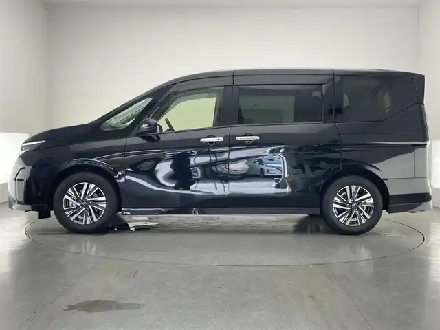 日産 セレナ ハイウェイスター V 愛知県 2023(令5)年 1.1万km ダイヤモンドブラック 純正１２．３型ナビ　全方位カメラ　禁煙車　プロパイロット　デジタルインナーミラー　内蔵型前後ドラレコ　ワイヤレス充電　ＢＳＭ　両側パワスラ　衝突軽減　追従クルコン　ハンドル支援　ＨＤＭＩ　ＬＥＤライト　エマージェンシーブレーキ　コーナーセンサー　パドルシフト