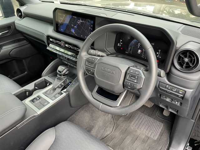トヨタ ランドクルーザー ２５０ VX 栃木県 2024(令6)年 0.7万km ブラック ワンオーナー/サンルーフ/AUTHOR ALARMセキュリティ/革シート/前席ベンチレーション/前席シートヒーター/運転席パワーシート/パワーバックドア/純正メモリナビ・フルセグTV/　Bluetooth/USB/パノラミックビューモニター/デジタルインナーミラー/ディーラーオプション/　丸目１眼LEDヘッドライト/セーフティセンス/・プリクラッシュセーフティ/・レーントレーシングアシスト/・レーンディパーチャーアラート/・レーダークルーズコントロール/・アダプティブハイビームシステム/・ロードサインアシスト/・ドライバー異常時対応システム/・プロアクティブドライビングアシスト/・発進遅れ告知機能/パーキングサポートブレーキ/純正１８インチアルミホイール/ステアヒーター/ルーフレール/プッシュスタート/スマートキー×２/ビルトインETC2.0/新車時保証書/取扱説明書