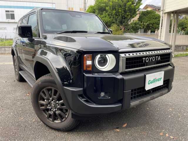 トヨタ ランドクルーザー ２５０ VX 栃木県 2024(令6)年 0.7万km ブラック ワンオーナー/サンルーフ/AUTHOR ALARMセキュリティ/革シート/前席ベンチレーション/前席シートヒーター/運転席パワーシート/パワーバックドア/純正メモリナビ・フルセグTV/　Bluetooth/USB/パノラミックビューモニター/デジタルインナーミラー/ディーラーオプション/　丸目１眼LEDヘッドライト/セーフティセンス/・プリクラッシュセーフティ/・レーントレーシングアシスト/・レーンディパーチャーアラート/・レーダークルーズコントロール/・アダプティブハイビームシステム/・ロードサインアシスト/・ドライバー異常時対応システム/・プロアクティブドライビングアシスト/・発進遅れ告知機能/パーキングサポートブレーキ/純正１８インチアルミホイール/ステアヒーター/ルーフレール/プッシュスタート/スマートキー×２/ビルトインETC2.0/新車時保証書/取扱説明書