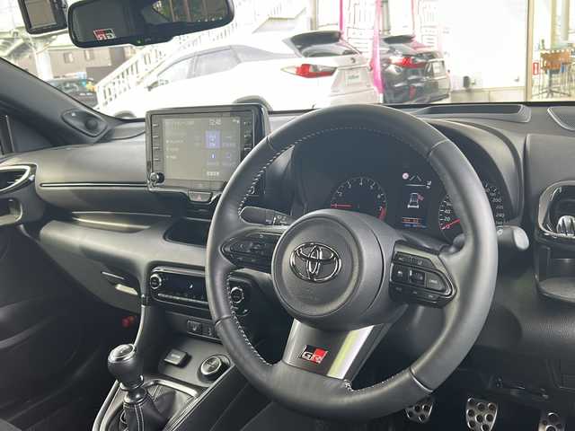 トヨタ ＧＲヤリス RZ ハイパフォーマンス 京都府 2022(令4)年 1.1万km プラチナホワイトパールマイカ ワンオーナー/JBLプレミアムサウンド/９インチ純正OPメモリーナビ/バックカメラ/GR赤キャリパー/3眼LEDヘッドライト/GR黒ハーフレザーシート/BSM/デジタルミラー/前席シートヒーター/GR本革ステアリング/ステアリングヒーター/スマートキー2本/オートワイパー/Miracast/Bluetooth/インタークーラースプレー/IMT【電動クラッチアシスト】/フォグランプ/前後ドラレコ/電動格納ミラー/純正18インチアルミホイール/純正フロアマット/アダプティブクルーズコントロール/パワーステアリング/純正ビルトインETC/４WD/ターボ/TSS/アイドリングストップ