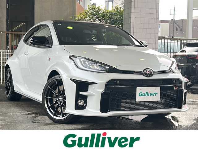 トヨタ ＧＲヤリス RZ ハイパフォーマンス 京都府 2022(令4)年 1.1万km プラチナホワイトパールマイカ ワンオーナー/JBLプレミアムサウンド/９インチ純正OPメモリーナビ/バックカメラ/GR赤キャリパー/3眼LEDヘッドライト/GR黒ハーフレザーシート/BSM/デジタルミラー/前席シートヒーター/GR本革ステアリング/ステアリングヒーター/スマートキー2本/オートワイパー/Miracast/Bluetooth/インタークーラースプレー/IMT【電動クラッチアシスト】/フォグランプ/前後ドラレコ/電動格納ミラー/純正18インチアルミホイール/純正フロアマット/アダプティブクルーズコントロール/パワーステアリング/純正ビルトインETC/４WD/ターボ/TSS/アイドリングストップ