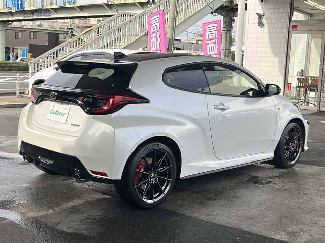 トヨタ ＧＲヤリス RZ ハイパフォーマンス 京都府 2022(令4)年 1.1万km プラチナホワイトパールマイカ ワンオーナー/JBLプレミアムサウンド/９インチ純正OPメモリーナビ/バックカメラ/GR赤キャリパー/3眼LEDヘッドライト/GR黒ハーフレザーシート/BSM/デジタルミラー/前席シートヒーター/GR本革ステアリング/ステアリングヒーター/スマートキー2本/オートワイパー/Miracast/Bluetooth/インタークーラースプレー/IMT【電動クラッチアシスト】/フォグランプ/前後ドラレコ/電動格納ミラー/純正18インチアルミホイール/純正フロアマット/アダプティブクルーズコントロール/パワーステアリング/純正ビルトインETC/４WD/ターボ/TSS/アイドリングストップ