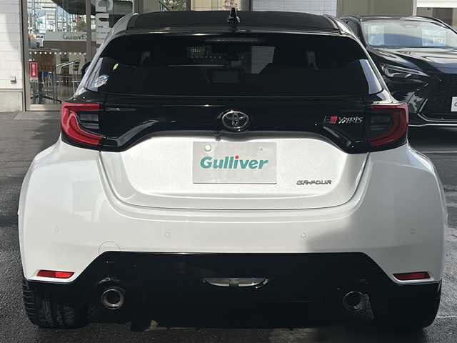 トヨタ ＧＲヤリス RZ ハイパフォーマンス 京都府 2022(令4)年 1.1万km プラチナホワイトパールマイカ ワンオーナー/JBLプレミアムサウンド/９インチ純正OPメモリーナビ/バックカメラ/GR赤キャリパー/3眼LEDヘッドライト/GR黒ハーフレザーシート/BSM/デジタルミラー/前席シートヒーター/GR本革ステアリング/ステアリングヒーター/スマートキー2本/オートワイパー/Miracast/Bluetooth/インタークーラースプレー/IMT【電動クラッチアシスト】/フォグランプ/前後ドラレコ/電動格納ミラー/純正18インチアルミホイール/純正フロアマット/アダプティブクルーズコントロール/パワーステアリング/純正ビルトインETC/４WD/ターボ/TSS/アイドリングストップ