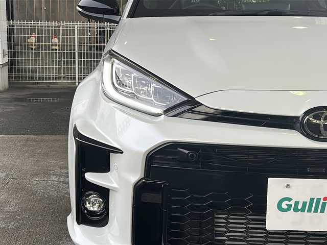 トヨタ ＧＲヤリス RZ ハイパフォーマンス 京都府 2022(令4)年 1.1万km プラチナホワイトパールマイカ ワンオーナー/JBLプレミアムサウンド/９インチ純正OPメモリーナビ/バックカメラ/GR赤キャリパー/3眼LEDヘッドライト/GR黒ハーフレザーシート/BSM/デジタルミラー/前席シートヒーター/GR本革ステアリング/ステアリングヒーター/スマートキー2本/オートワイパー/Miracast/Bluetooth/インタークーラースプレー/IMT【電動クラッチアシスト】/フォグランプ/前後ドラレコ/電動格納ミラー/純正18インチアルミホイール/純正フロアマット/アダプティブクルーズコントロール/パワーステアリング/純正ビルトインETC/４WD/ターボ/TSS/アイドリングストップ