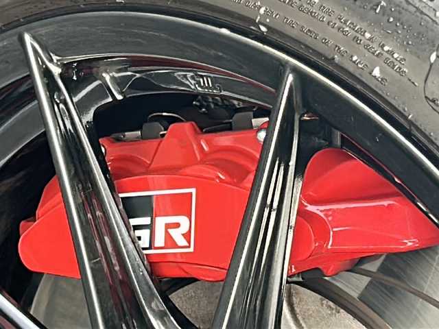 トヨタ ＧＲヤリス RZ ハイパフォーマンス 京都府 2022(令4)年 1.1万km プラチナホワイトパールマイカ ワンオーナー/JBLプレミアムサウンド/９インチ純正OPメモリーナビ/バックカメラ/GR赤キャリパー/3眼LEDヘッドライト/GR黒ハーフレザーシート/BSM/デジタルミラー/前席シートヒーター/GR本革ステアリング/ステアリングヒーター/スマートキー2本/オートワイパー/Miracast/Bluetooth/インタークーラースプレー/IMT【電動クラッチアシスト】/フォグランプ/前後ドラレコ/電動格納ミラー/純正18インチアルミホイール/純正フロアマット/アダプティブクルーズコントロール/パワーステアリング/純正ビルトインETC/４WD/ターボ/TSS/アイドリングストップ