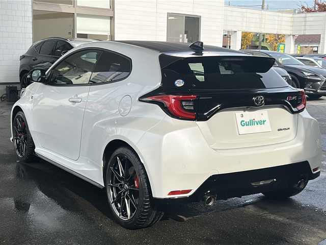 トヨタ ＧＲヤリス RZ ハイパフォーマンス 京都府 2022(令4)年 1.1万km プラチナホワイトパールマイカ ワンオーナー/JBLプレミアムサウンド/９インチ純正OPメモリーナビ/バックカメラ/GR赤キャリパー/3眼LEDヘッドライト/GR黒ハーフレザーシート/BSM/デジタルミラー/前席シートヒーター/GR本革ステアリング/ステアリングヒーター/スマートキー2本/オートワイパー/Miracast/Bluetooth/インタークーラースプレー/IMT【電動クラッチアシスト】/フォグランプ/前後ドラレコ/電動格納ミラー/純正18インチアルミホイール/純正フロアマット/アダプティブクルーズコントロール/パワーステアリング/純正ビルトインETC/４WD/ターボ/TSS/アイドリングストップ