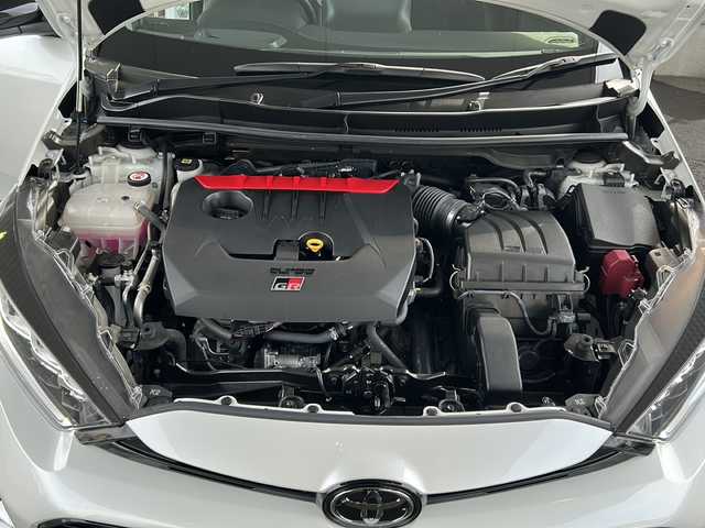 トヨタ ＧＲヤリス RZ ハイパフォーマンス 京都府 2022(令4)年 1.1万km プラチナホワイトパールマイカ ワンオーナー/JBLプレミアムサウンド/９インチ純正OPメモリーナビ/バックカメラ/GR赤キャリパー/3眼LEDヘッドライト/GR黒ハーフレザーシート/BSM/デジタルミラー/前席シートヒーター/GR本革ステアリング/ステアリングヒーター/スマートキー2本/オートワイパー/Miracast/Bluetooth/インタークーラースプレー/IMT【電動クラッチアシスト】/フォグランプ/前後ドラレコ/電動格納ミラー/純正18インチアルミホイール/純正フロアマット/アダプティブクルーズコントロール/パワーステアリング/純正ビルトインETC/４WD/ターボ/TSS/アイドリングストップ