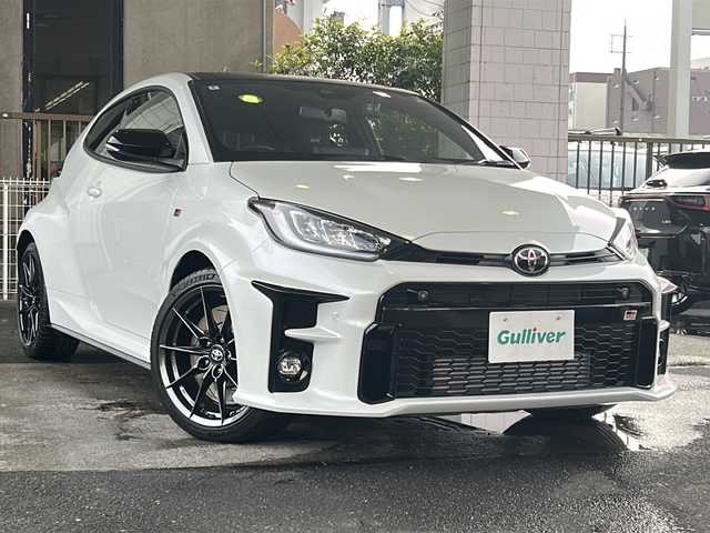 トヨタ ＧＲヤリス RZ ハイパフォーマンス 京都府 2022(令4)年 1.1万km プラチナホワイトパールマイカ ワンオーナー/JBLプレミアムサウンド/９インチ純正OPメモリーナビ/バックカメラ/GR赤キャリパー/3眼LEDヘッドライト/GR黒ハーフレザーシート/BSM/デジタルミラー/前席シートヒーター/GR本革ステアリング/ステアリングヒーター/スマートキー2本/オートワイパー/Miracast/Bluetooth/インタークーラースプレー/IMT【電動クラッチアシスト】/フォグランプ/前後ドラレコ/電動格納ミラー/純正18インチアルミホイール/純正フロアマット/アダプティブクルーズコントロール/パワーステアリング/純正ビルトインETC/４WD/ターボ/TSS/アイドリングストップ