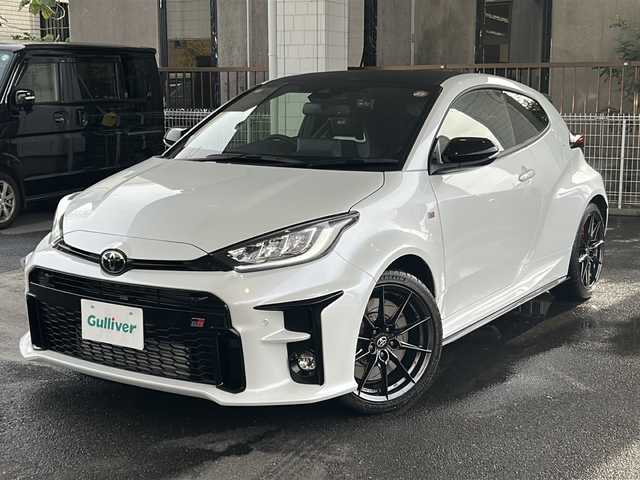 トヨタ ＧＲヤリス RZ ハイパフォーマンス 京都府 2022(令4)年 1.1万km プラチナホワイトパールマイカ ワンオーナー/JBLプレミアムサウンド/９インチ純正OPメモリーナビ/バックカメラ/GR赤キャリパー/3眼LEDヘッドライト/GR黒ハーフレザーシート/BSM/デジタルミラー/前席シートヒーター/GR本革ステアリング/ステアリングヒーター/スマートキー2本/オートワイパー/Miracast/Bluetooth/インタークーラースプレー/IMT【電動クラッチアシスト】/フォグランプ/前後ドラレコ/電動格納ミラー/純正18インチアルミホイール/純正フロアマット/アダプティブクルーズコントロール/パワーステアリング/純正ビルトインETC/４WD/ターボ/TSS/アイドリングストップ