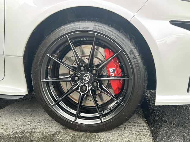 トヨタ ＧＲヤリス RZ ハイパフォーマンス 京都府 2022(令4)年 1.1万km プラチナホワイトパールマイカ ワンオーナー/JBLプレミアムサウンド/９インチ純正OPメモリーナビ/バックカメラ/GR赤キャリパー/3眼LEDヘッドライト/GR黒ハーフレザーシート/BSM/デジタルミラー/前席シートヒーター/GR本革ステアリング/ステアリングヒーター/スマートキー2本/オートワイパー/Miracast/Bluetooth/インタークーラースプレー/IMT【電動クラッチアシスト】/フォグランプ/前後ドラレコ/電動格納ミラー/純正18インチアルミホイール/純正フロアマット/アダプティブクルーズコントロール/パワーステアリング/純正ビルトインETC/４WD/ターボ/TSS/アイドリングストップ