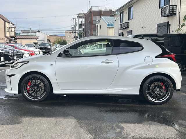 トヨタ ＧＲヤリス RZ ハイパフォーマンス 京都府 2022(令4)年 1.1万km プラチナホワイトパールマイカ ワンオーナー/JBLプレミアムサウンド/９インチ純正OPメモリーナビ/バックカメラ/GR赤キャリパー/3眼LEDヘッドライト/GR黒ハーフレザーシート/BSM/デジタルミラー/前席シートヒーター/GR本革ステアリング/ステアリングヒーター/スマートキー2本/オートワイパー/Miracast/Bluetooth/インタークーラースプレー/IMT【電動クラッチアシスト】/フォグランプ/前後ドラレコ/電動格納ミラー/純正18インチアルミホイール/純正フロアマット/アダプティブクルーズコントロール/パワーステアリング/純正ビルトインETC/４WD/ターボ/TSS/アイドリングストップ